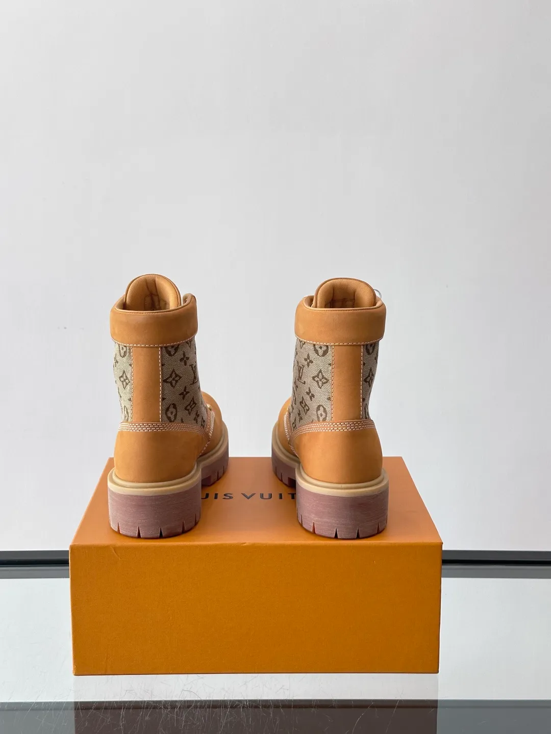 [L Home] Top P: 920💰 Size: 39-44 (45 can be customized) LOUIS VUITTON Louis Vuitton ss25 LV Donkey brand new thick-soled lace-up big-toe shoes men's casual shoes high-top short boots. These boots are crafted from top-grain calf leather for a lightweight and comfortable fit. The thick EVA outsole is embellished with eye-catching ridges, and the trendy attitude of being both strong and soft makes it an everyday choice. ✔Upper: imported first-layer cowhide ✔Lining: cowhide ✔Outsole: original molded outsole